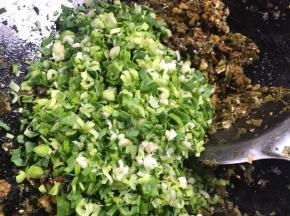 加入蒜苗末，炒断生