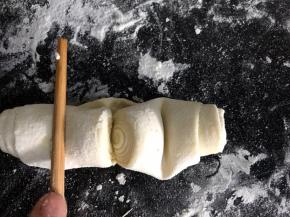 用筷子在两头的中间压一下