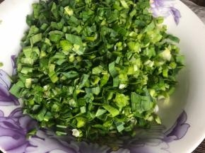 蒜苗摘洗干净，切成末备用