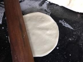 用擀面杖擀成面皮