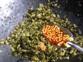 加入香辣油，炒匀至香