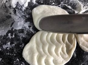 用叉勺把手压出鱼鳞