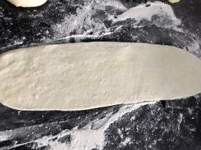 用擀面杖擀成长方形面皮