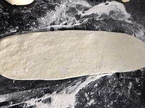 用擀面杖擀成长方形面皮