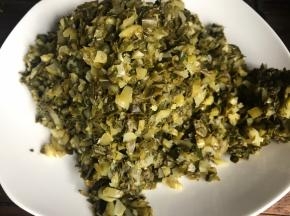 酸菜切成末备用