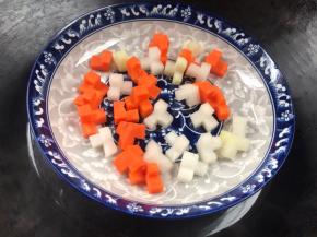 把胡萝卜和白萝卜装入盘中，放入开水锅中蒸3分钟