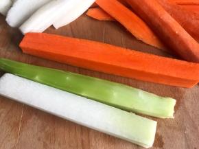 把三种食材洗净，切成方形长条