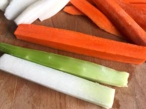 把三种食材洗净，切成方形长条