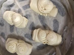 放入铺好纱布的蒸格中，醒发10分钟，蒸15分钟即可