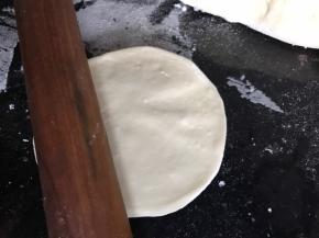 用擀面杖擀成面皮