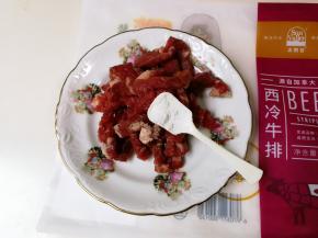 西冷牛排室温解冻，切成条，放入1克盐