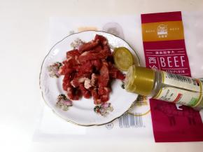 放入1克黑胡椒粉拌匀腌制片刻