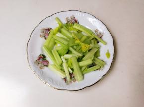 芹菜去掉叶子，洗净切成寸段