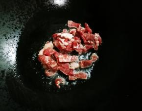 热锅热油放入牛排条