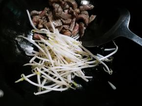 放入绿豆芽翻炒均匀