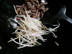 放入绿豆芽翻炒均匀