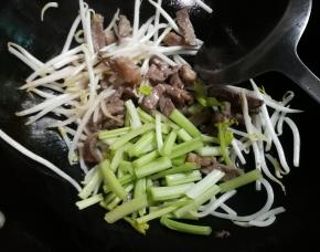 放入芹菜翻炒片刻