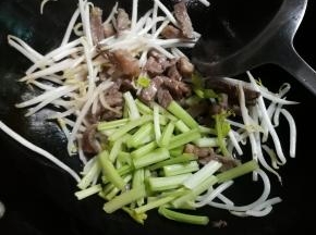 放入芹菜翻炒片刻