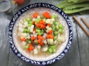 取出蒸好的吉庆，浇入勾好的芡汁