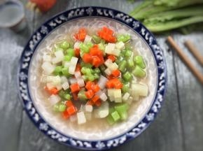 取出蒸好的吉庆，浇入勾好的芡汁