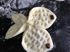 用红豆做出鱼眼睛