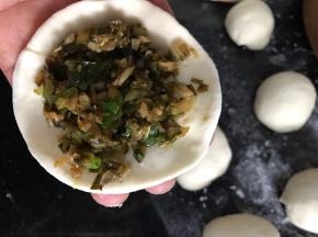 放入刚炒好的酸菜莲藕馅