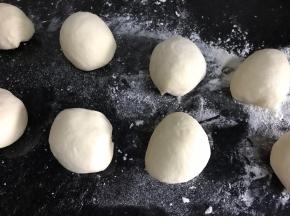 把发酵好的面团揉匀排气，分成若干个小面团