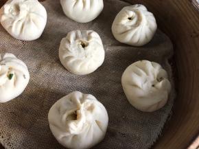 放入铺好纱布的蒸格中，醒发15分钟后，蒸20分钟即可