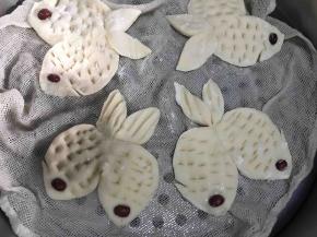 放入铺好纱布的蒸格中，醒发15分钟后蒸15分钟即可