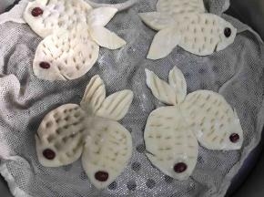 放入铺好纱布的蒸格中，醒发15分钟后蒸15分钟即可