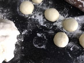 把发酵好的面团揉匀排气，分成若干个小面团