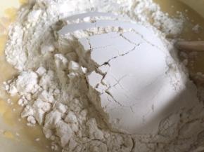 加入面粉拌成絮状