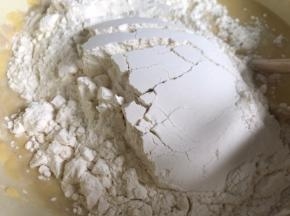 加入面粉拌成絮状