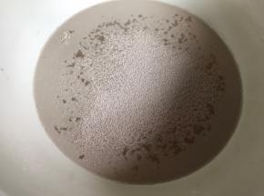 酵母放入温水中融化