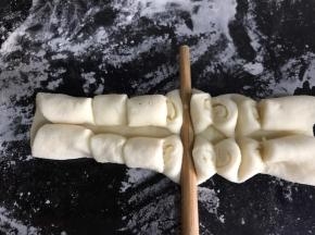 用筷子在每一小段上压一下