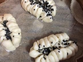 放入铺好纱布的蒸格中，醒发10分钟后，蒸15分钟即可