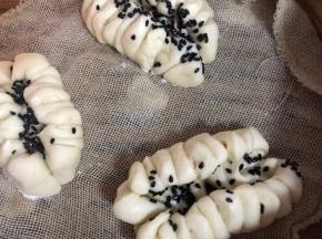 放入铺好纱布的蒸格中，醒发10分钟后，蒸15分钟即可