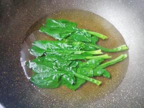 锅内放水烧开，下入清洗干净的菠菜焯水至变色。