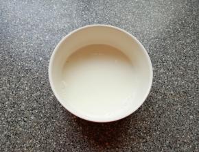 淀粉加入水搅拌均匀。