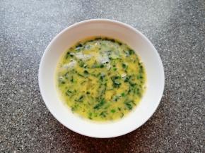 倒入菠菜蛋糊里面再次搅拌均匀。