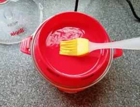 放上煎蛋盘，煎蛋盘的内壁和底部刷上一层食用油。