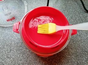 放上煎蛋盘，煎蛋盘的内壁和底部刷上一层食用油。