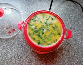 倒入准备好的菠菜蛋糊。