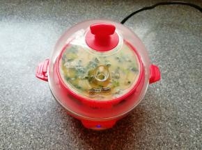 盖上盖子，接通电源，看到蛋液凝固(大概需要8分钟左右)以后再蒸1分钟左右，关闭电源。