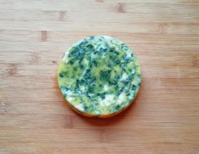 蒸好的菠菜鸡蛋糕倒扣在案板上。