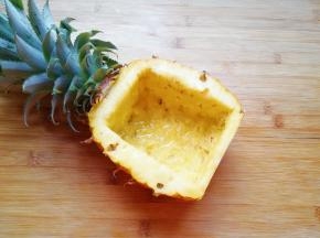 挖完果肉的菠萝就变成了一个菠萝碗，在菠萝碗里面放一点点盐，倒入纯净水，浸泡5分钟左右倒掉淡盐水，用厨房用纸吸一吸菠萝碗里多余的水分。