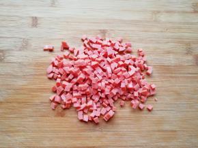 火腿肠切成小丁。