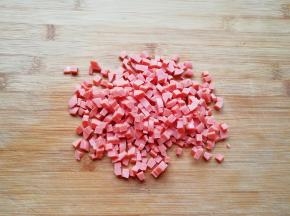 火腿肠切成小丁。