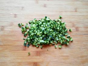 黄瓜洗干净去瓤切成小丁。