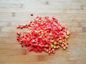 红萝卜洗干净切成小丁。